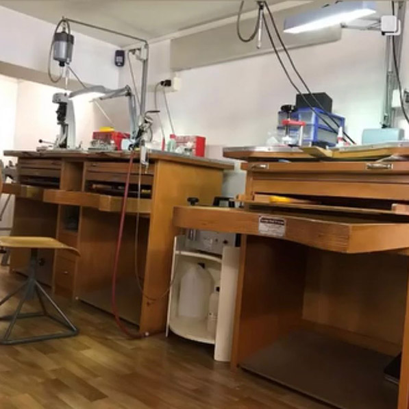 Piertullio Gioielli immagine del Laboratorio Orafo con piani di lavoro